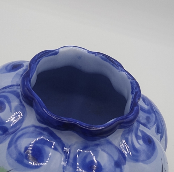 Vintage Portugal Alcobaca Style Hand Painted Floral Rose Vase Signed, 4.25" Tall - Picture 7 of 9